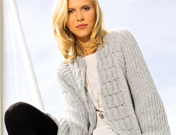 Светло-серый кардиган с широкими планками - схема вязания спицами с ...