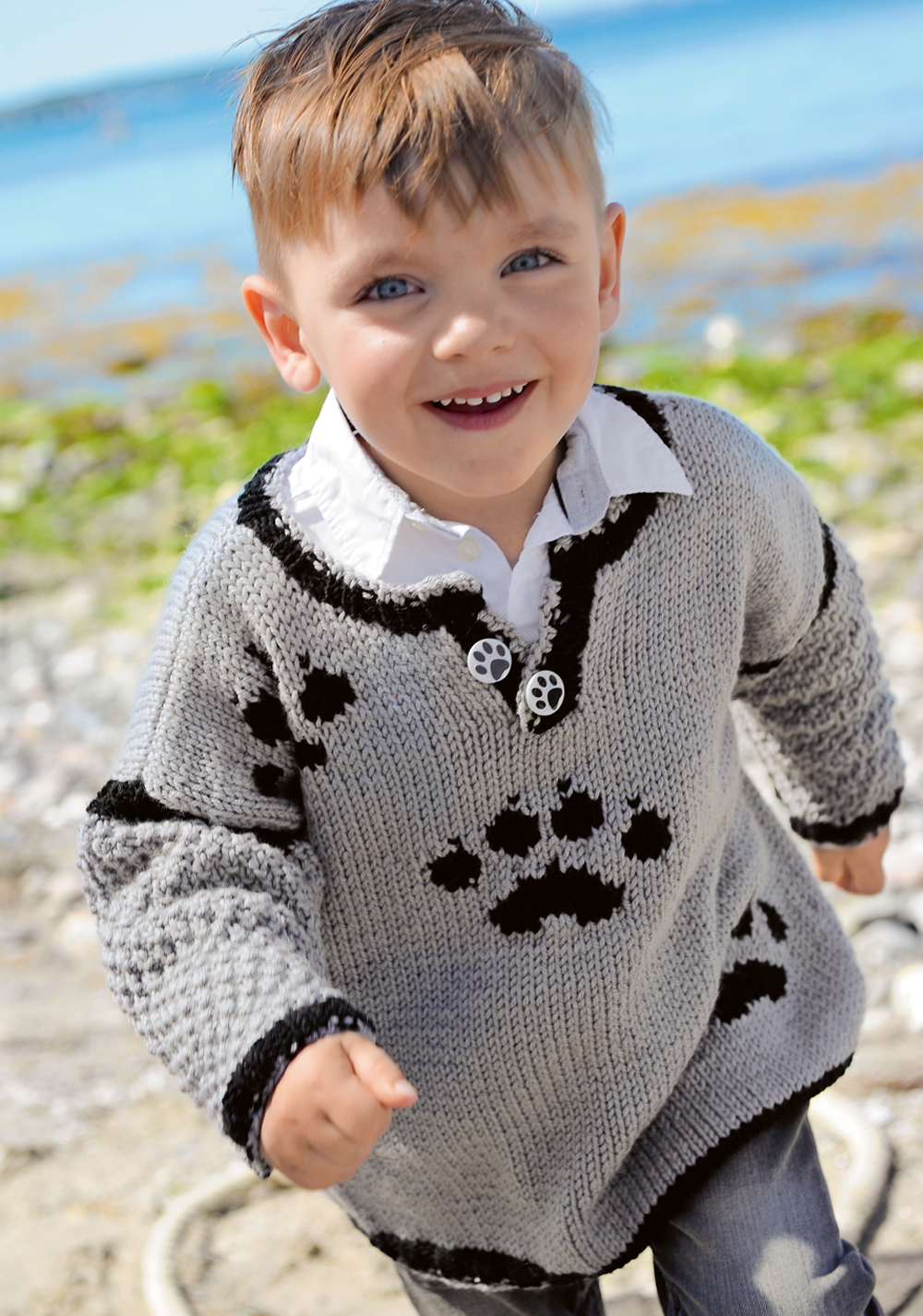 Кофта мальчик 3 года. Вязаный свитер для мальчика. Вязаные детские свитера для мальчиков. Детский джемпер для мальчика спицами. Детские вязаные вещи для мальчика.