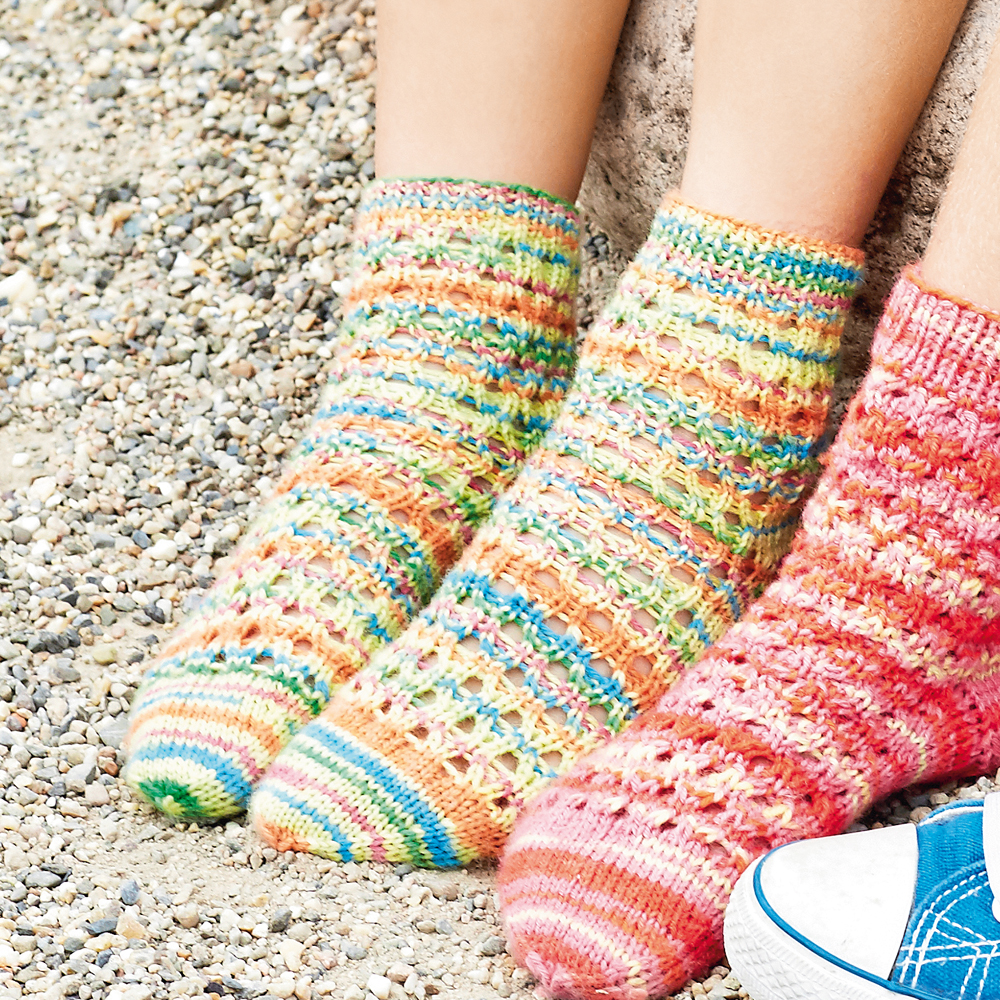 Носочка пряжа. Вязаные носки. Цветные вязаные носки. Носки из разноцветной пряжи. Носочки вязаные цветные.
